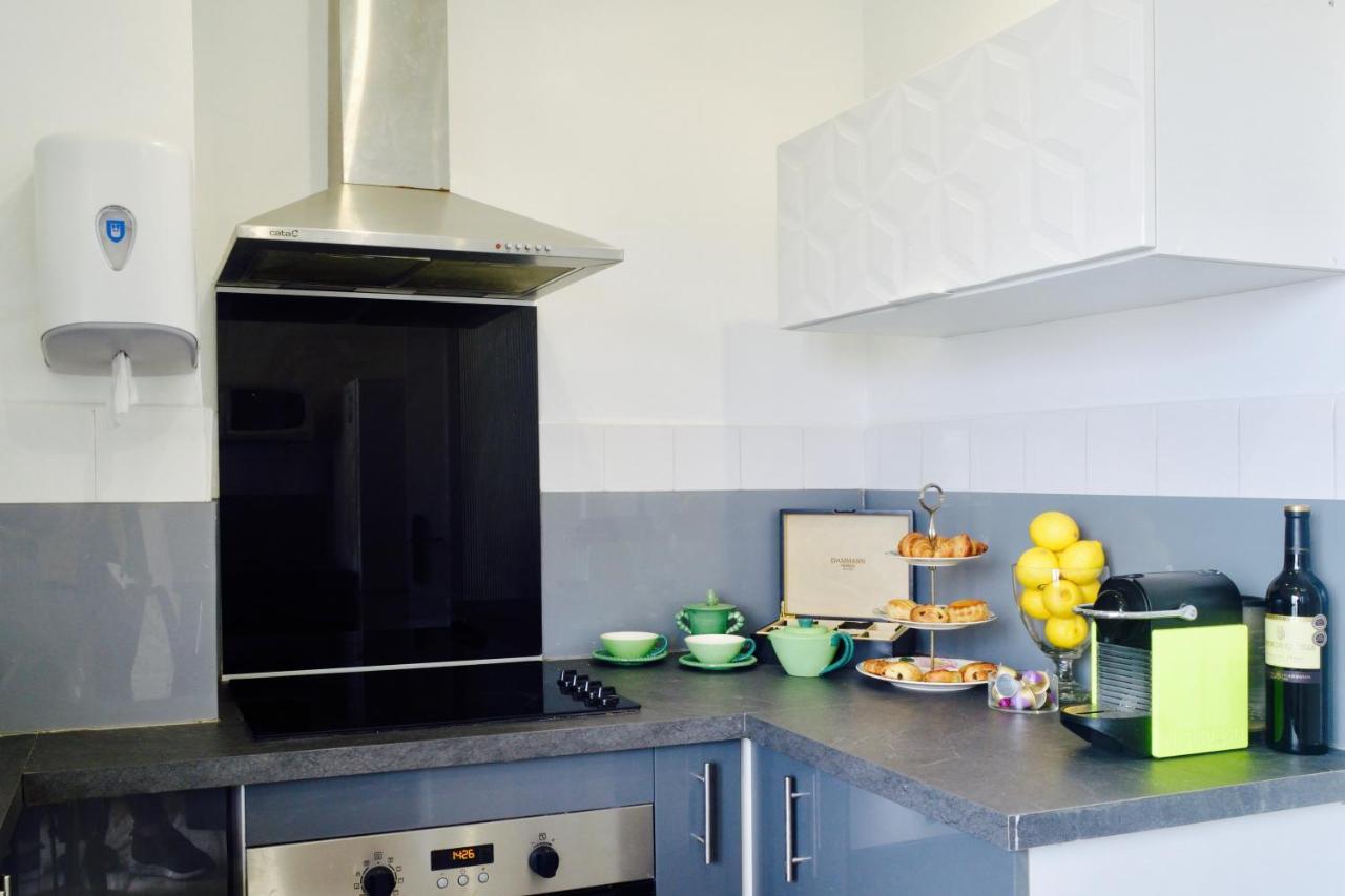 Elegant & Luminous 2-br - Center